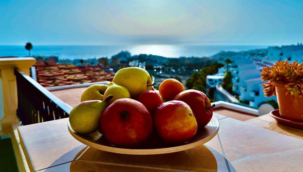 阿德耶Costa Adeje - Amazing Ocean And Teide View - Fast WiFi, Air Con的阳台上的桌子上放着一碗水果
