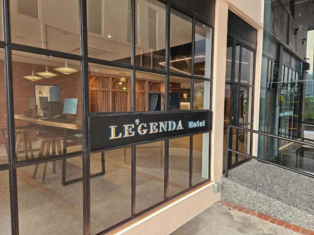 加影Le'genda Hotel的带有读取Lelandia的标志的商店窗口