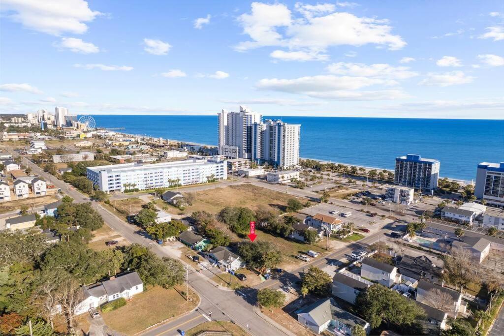 默特尔比奇Gorgeous Centrally Located Ocean View 2 King, Huge Private Yard &amp; Deck, Firepit, BBQ, &amp; Game Tables的城市和海洋的鸟瞰图