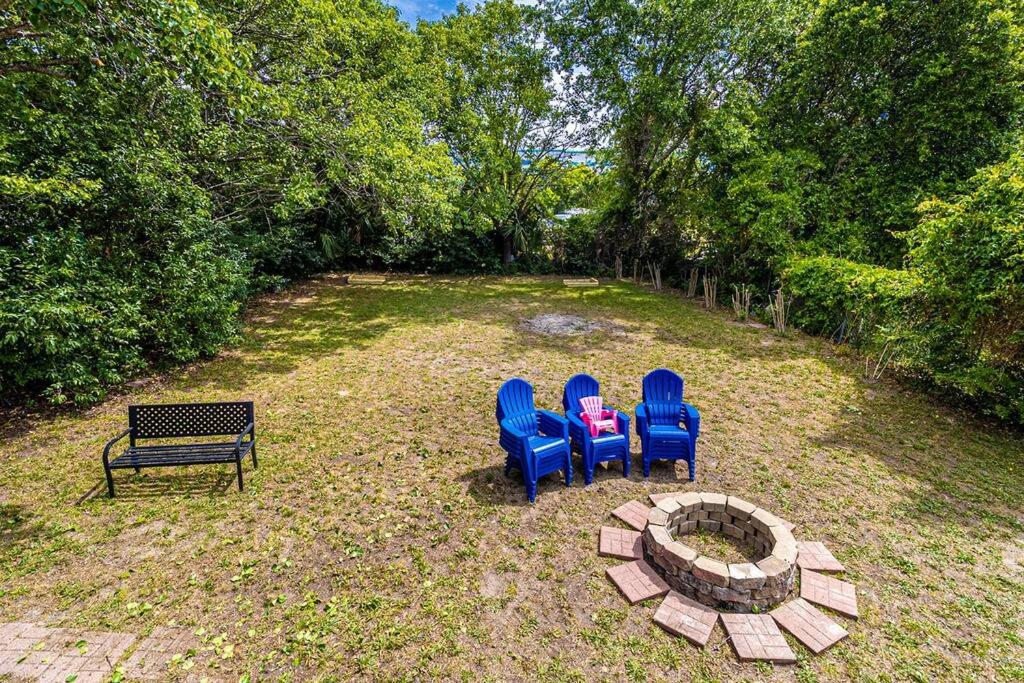 Gorgeous Centrally Located Ocean View 2 King, Huge Private Yard &amp; Deck, Firepit, BBQ, &amp; Game Tables外面的花园