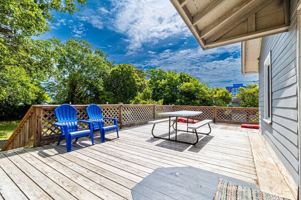 默特尔比奇Gorgeous Centrally Located Ocean View 2 King, Huge Private Yard &amp; Deck, Firepit, BBQ, &amp; Game Tables的露台配有两把椅子和一张桌子