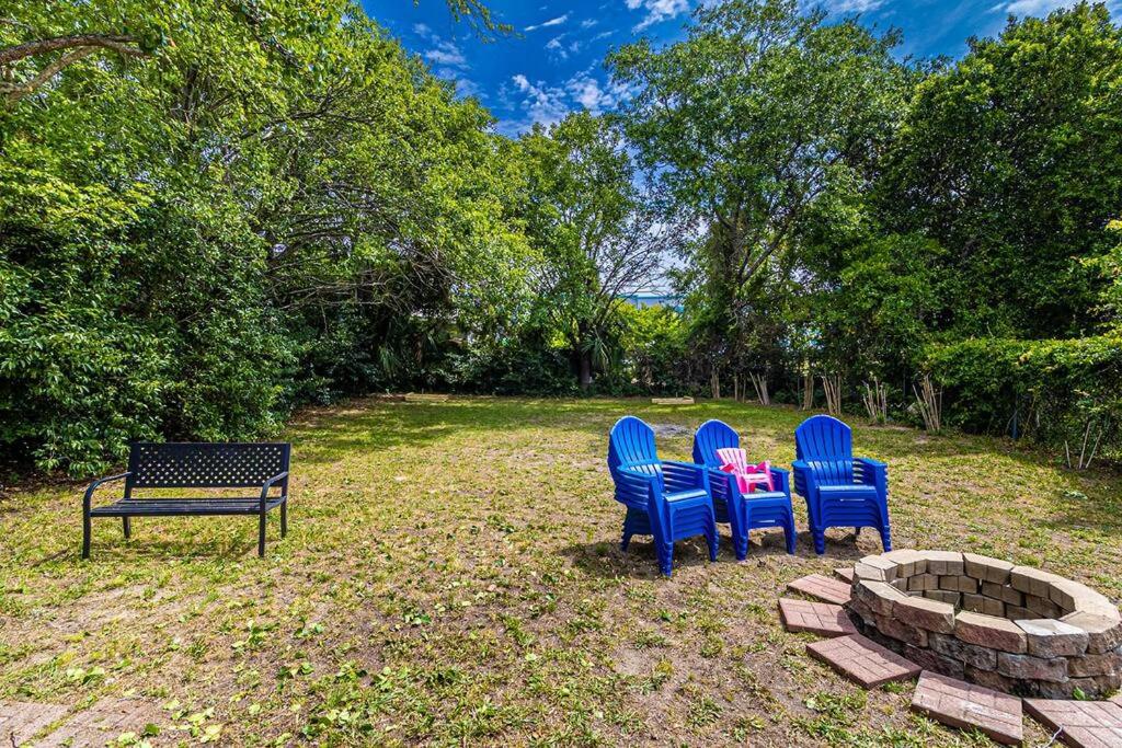 Gorgeous Centrally Located Ocean View 2 King, Huge Private Yard &amp; Deck, Firepit, BBQ, &amp; Game Tables外面的花园