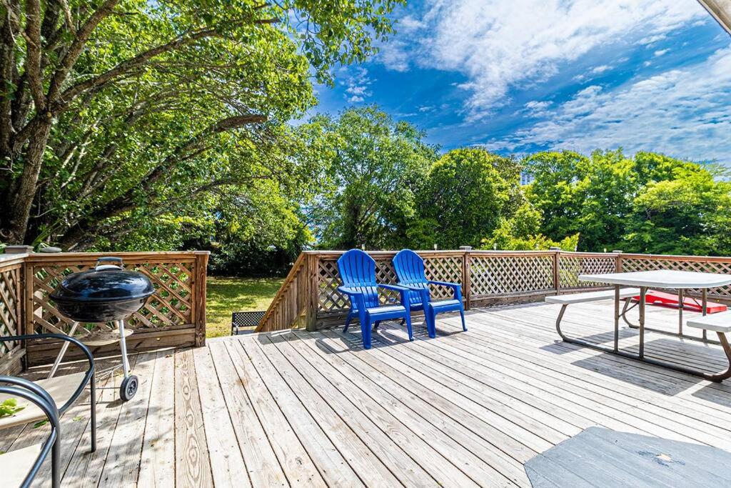 Gorgeous Centrally Located Ocean View 2 King, Huge Private Yard &amp; Deck, Firepit, BBQ, &amp; Game Tables的阳台或露台