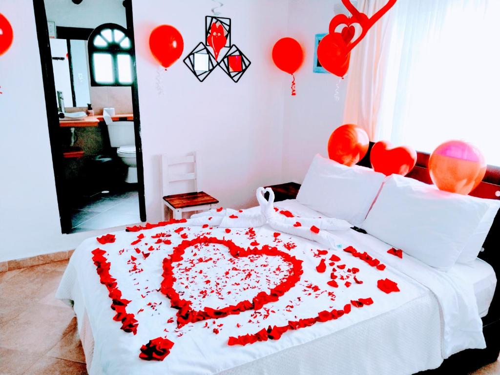 莱瓦镇casa Hotel la Tranquera的红花制成的心床