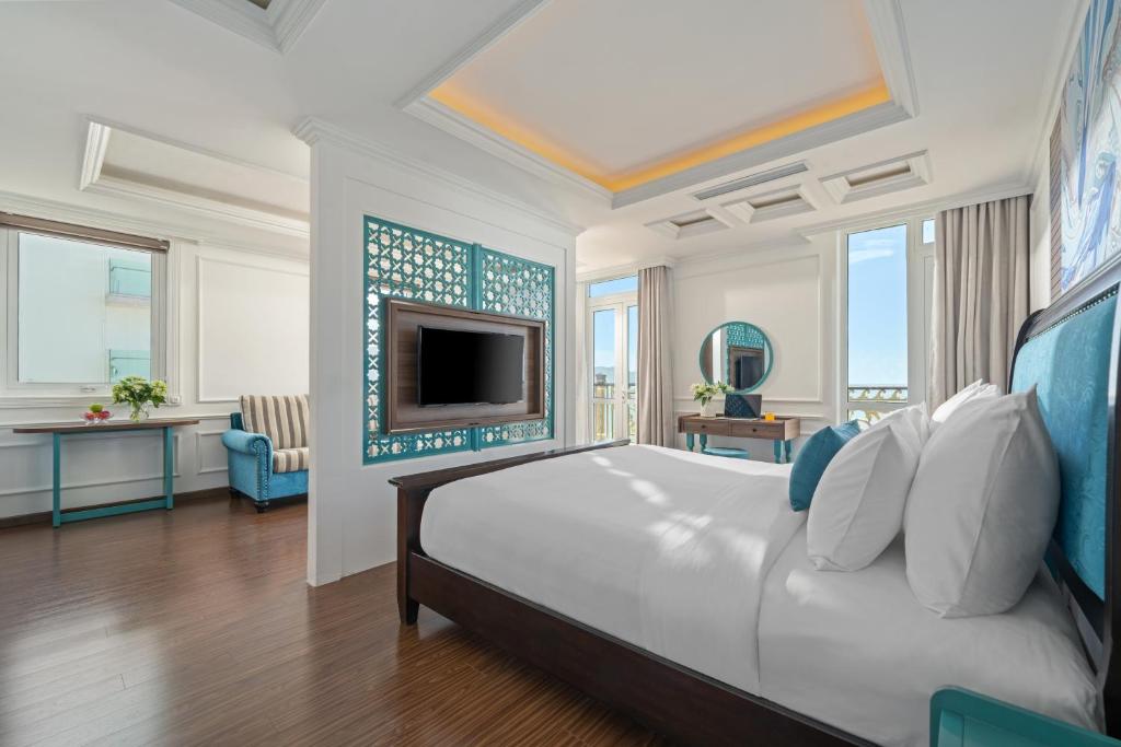 岘港Paracel Beach Hotel的一间大卧室,配有一张大床和一台电视