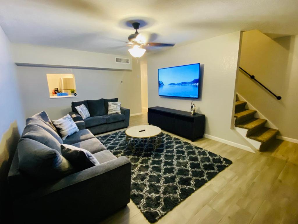 埃尔帕索Modern Hideaway的带沙发和电视的客厅