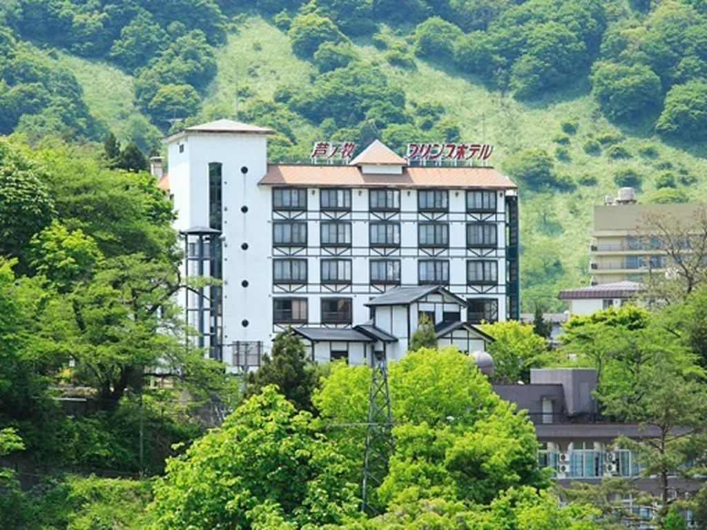 会津若松芦牧王子酒店的山前的白色大建筑