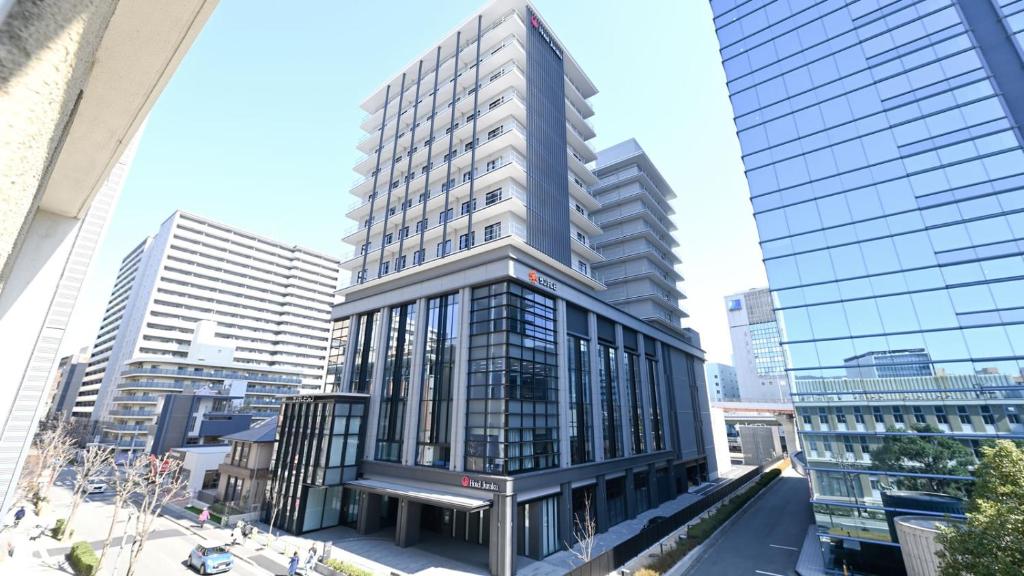 神户Kobe Hotel Juraku的一座高大的建筑