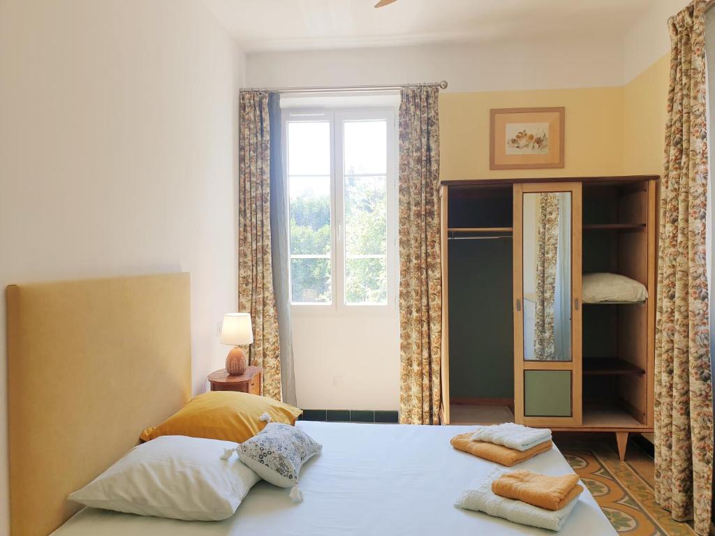 Valle-di-CampoloroA Caserella Chambres d'hôtes的一间卧室设有一张床和一个窗口