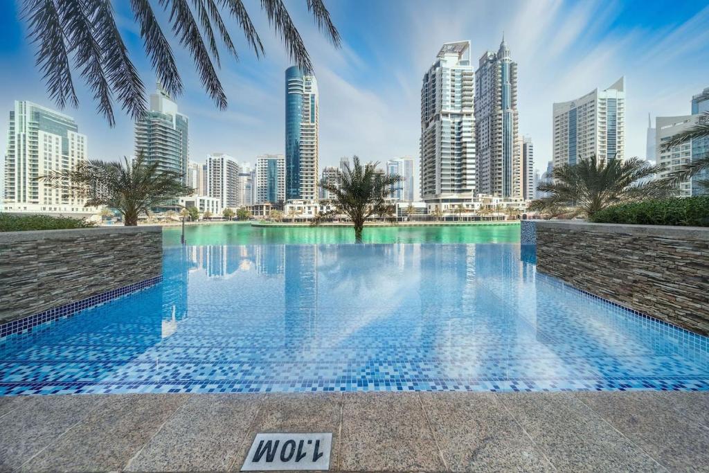 迪拜Heart of the Marina - 1 BR apartment的一座城市天际线的游泳池