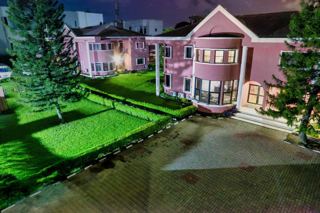 拉各斯宾至如归宾馆的粉红色房子的顶部景色,带院子