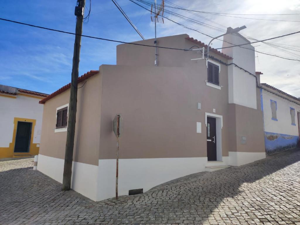 Rua da Avó的街道上的白色和棕色建筑