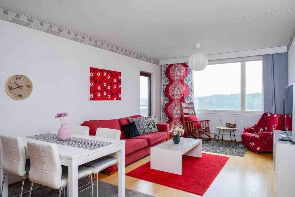 图尔库Saris 4 bedroom apartment with view的客厅配有红色的沙发和桌子