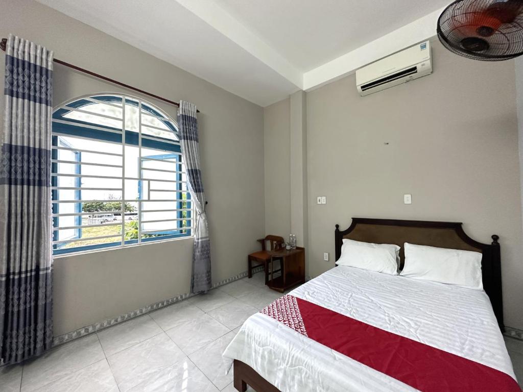 岘港OYO 1187 Suoi Da Motel的一间卧室设有一张床和一个大窗户