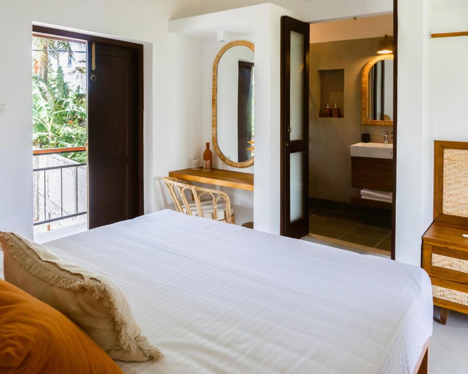 阿杭格默Samba Ahangama的一间带白色大床的卧室和一间浴室