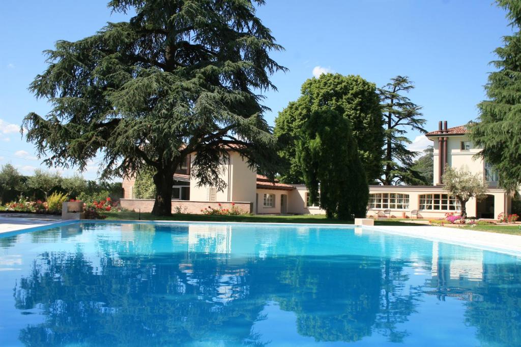 萨韦纳河畔圣拉扎罗瓦菲欧雷黎莱斯别墅酒店的房屋前的大型游泳池