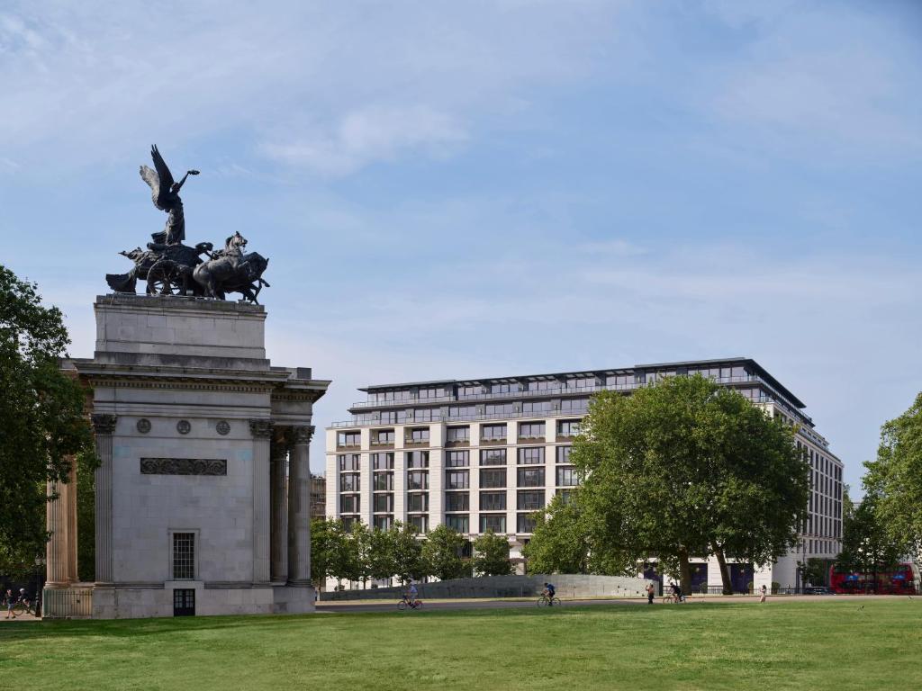 伦敦The Peninsula London的建筑前方的雕像