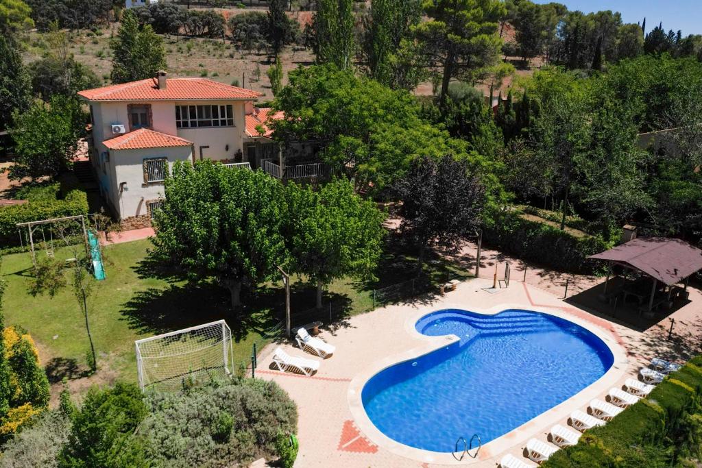 雷阿尔城Casa Rural Las Melias的房屋前游泳池的顶部景色