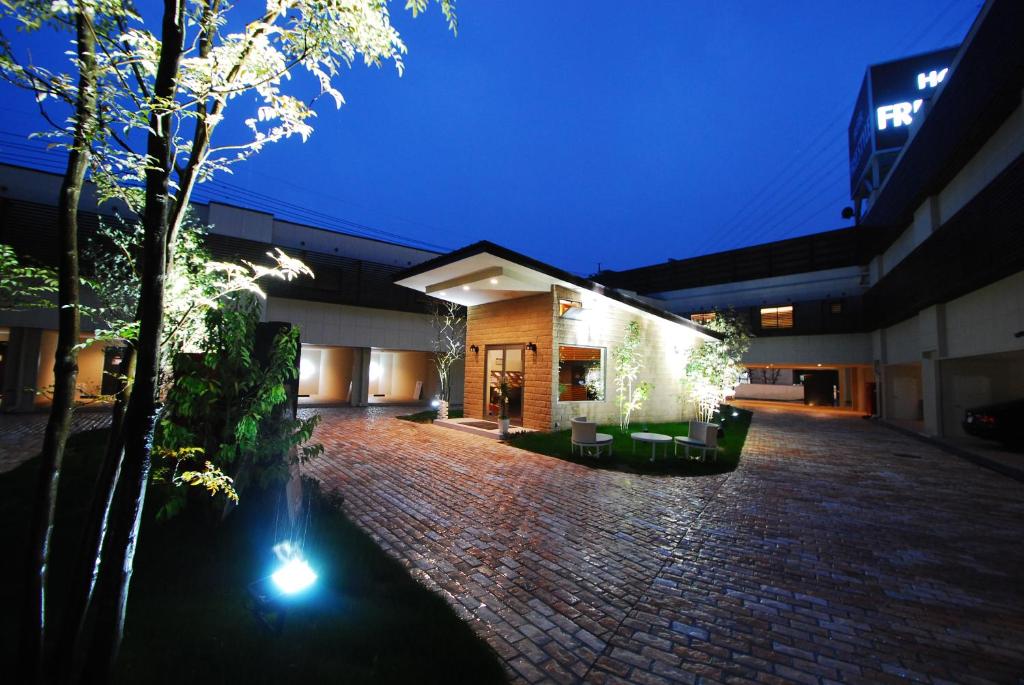 冈山自由式冈山酒店的一座建筑,晚上有砖砌的庭院