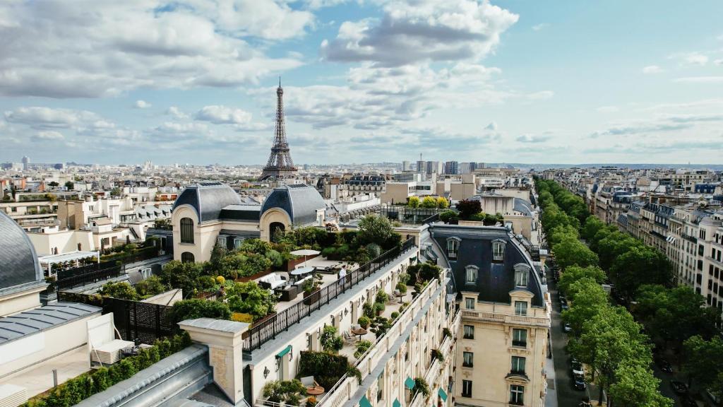 巴黎巴黎半岛酒店的享有巴黎城市和艾菲尔铁塔的景色