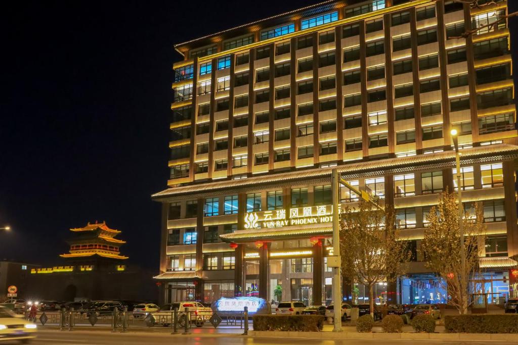 晋中云瑞凤凰酒店的一座在晚上有灯光的建筑