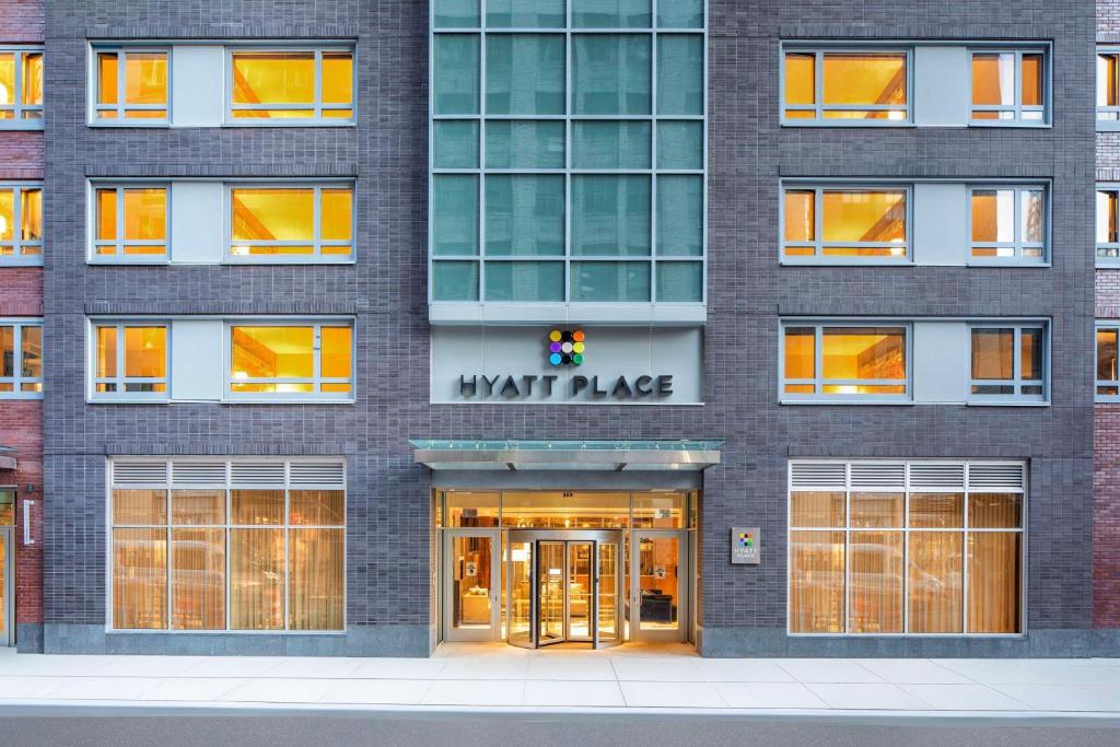 纽约Hyatt Place New York City/Times Square的办公楼,有工作区的入口