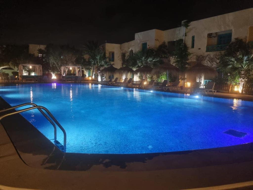 米多恩Hotel Diar Yassine的一个带滑梯的大型游泳池