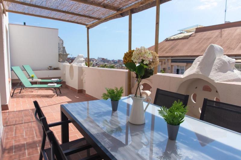 巴塞罗那巴塞罗那高迪公寓的美景阳台配有桌椅