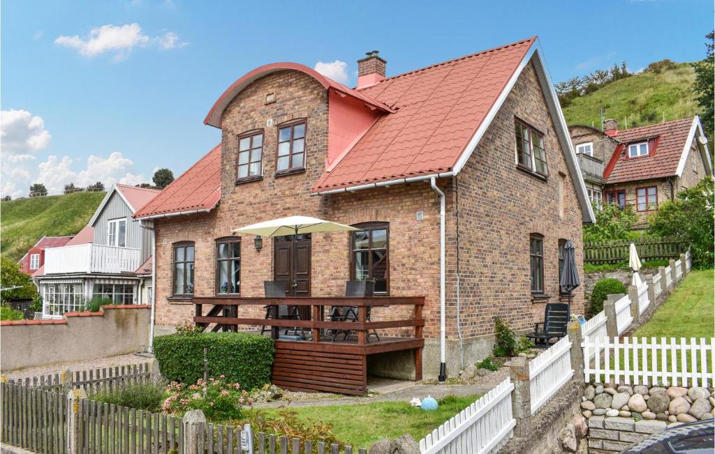 Sankt IbbCozy Home In Sankt Ibb With Wifi的一座红屋顶的大型砖屋