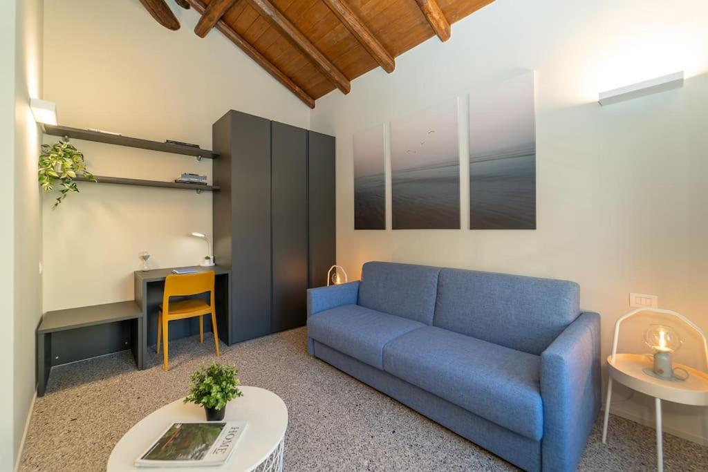 科莫Moderno Appartamento a 200 metri dal Duomo的客厅配有蓝色的沙发和桌子