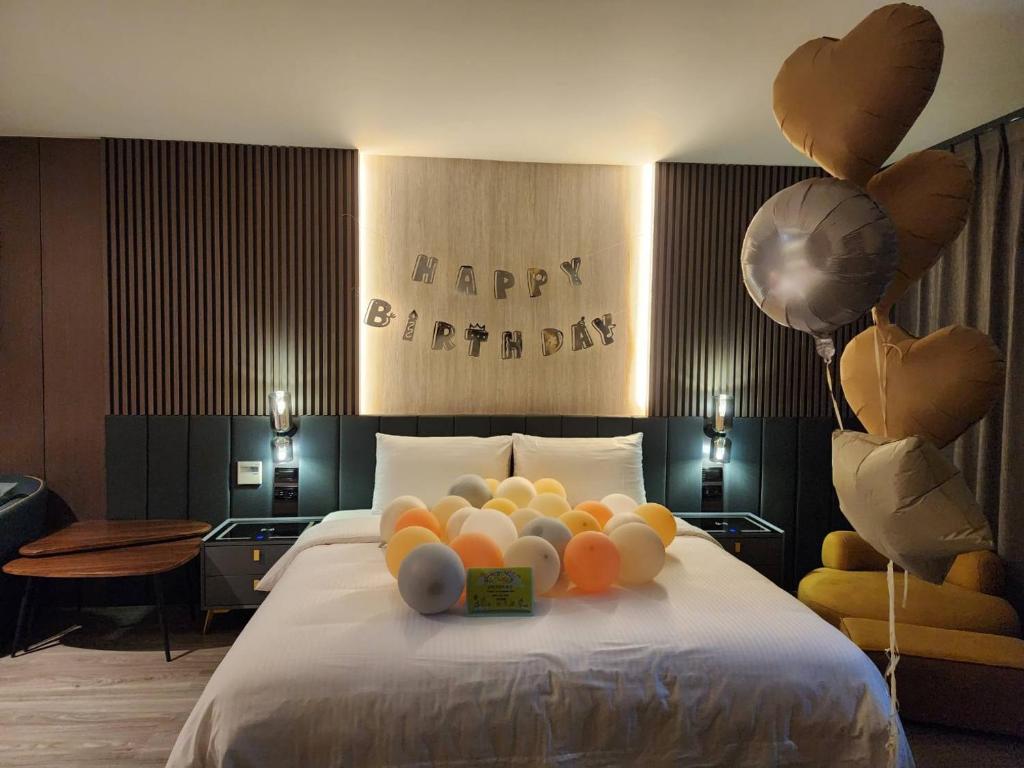 花莲市花蓮品悅文旅Hualien Pink Corner Hotel的一张床上放着一大堆气球的床