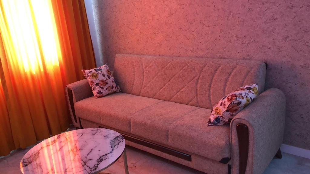 安塔利亚Antalya centre的客厅配有粉红色的沙发和椅子