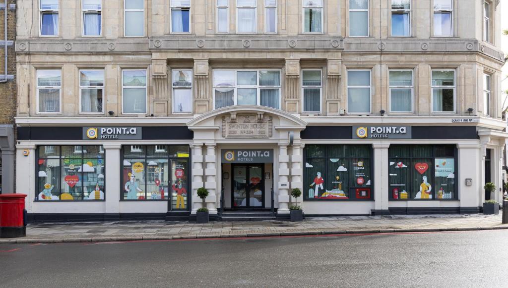 伦敦伦敦国王十字 - 圣潘克拉斯A点酒店 的街道上建筑物前面的商店
