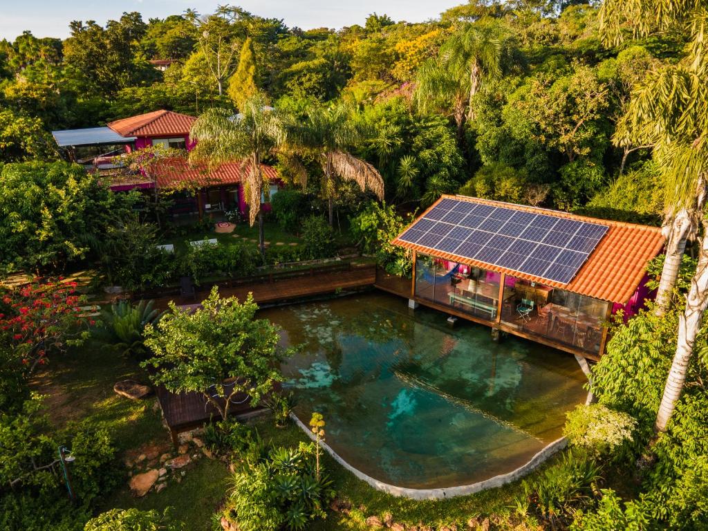 巴西利亚Casa Rosa - Terra Dourada, Paraíso na Natureza, piscina natural, Wi-Fi的享有带太阳能屋顶的房子的顶部景色