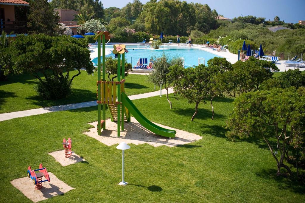 斯廷蒂诺卡拉雷阿乐酒店的一个带滑梯和游泳池的室外游乐场