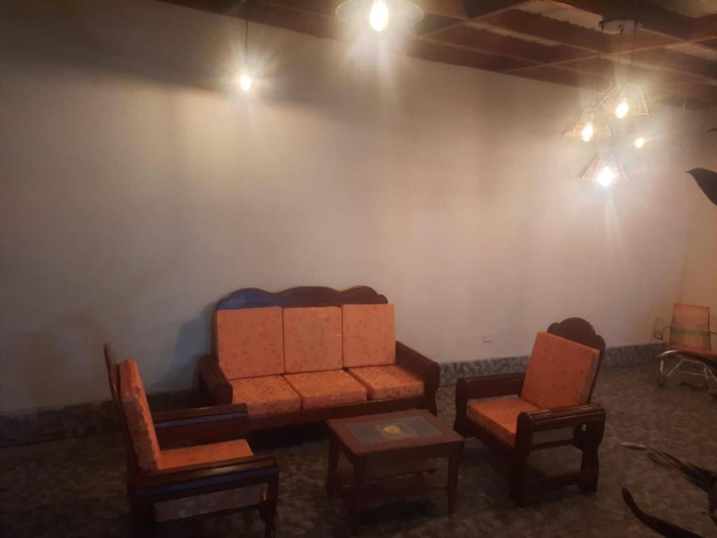 伊基托斯Alojamiento Casa Grande的客厅配有两把椅子和一张沙发