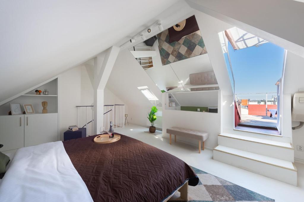 布拉格Luxury 4-rooms apartment with terrace的一间卧室设有一张床和一个大窗户