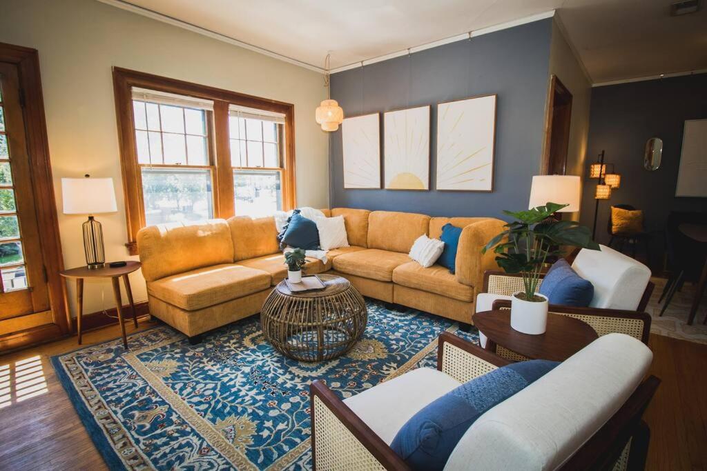 格里利Beautiful 2BR Loft in Prime Location的客厅配有沙发和桌子