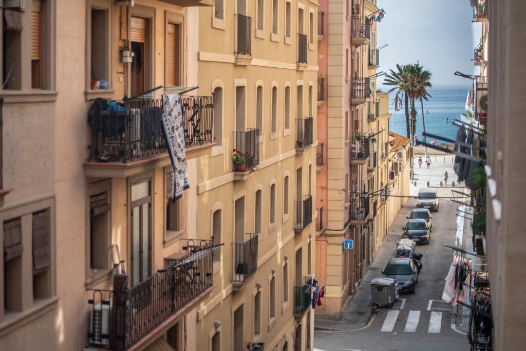 巴塞罗那Catalunya Casas 2 bed apartment in Barceloneta steps from the beach的享有城市街道和建筑的景色