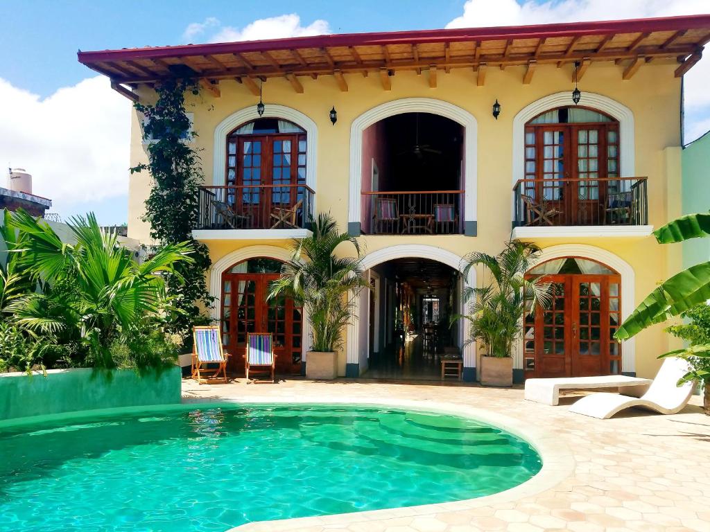 格拉纳达Hotel La Polvora的一座房子前面设有游泳池