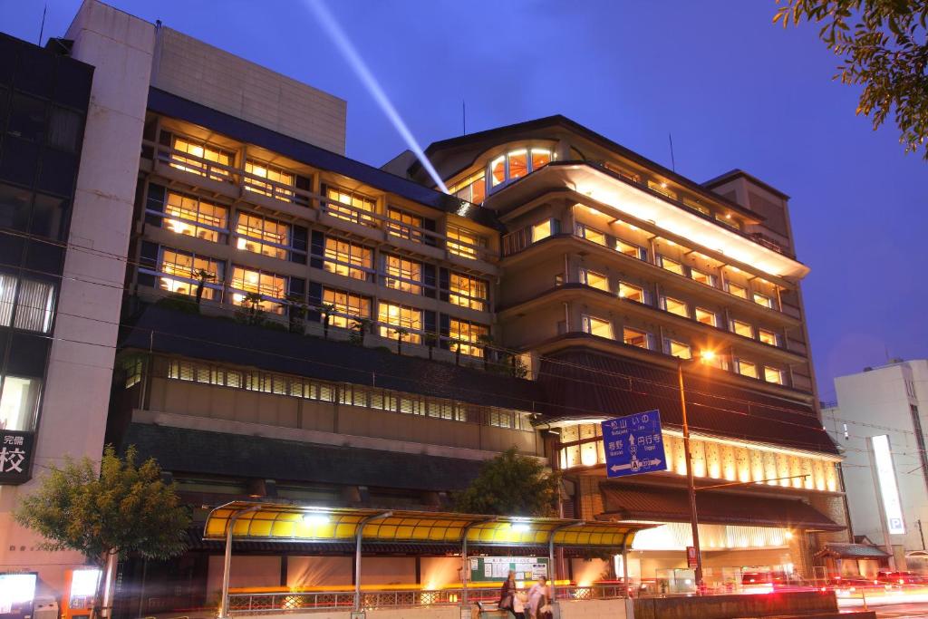 高知约瑟肯日式旅馆的城市的一座建筑,晚上有灯光