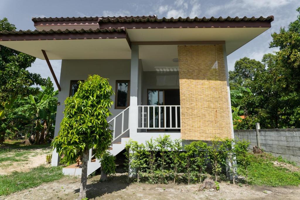 班泰Новый дом Koh Phangan的前面设有阳台的小房子