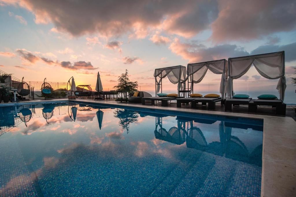 萨法德吉尔里城堡酒店的一座享有日落美景的游泳池