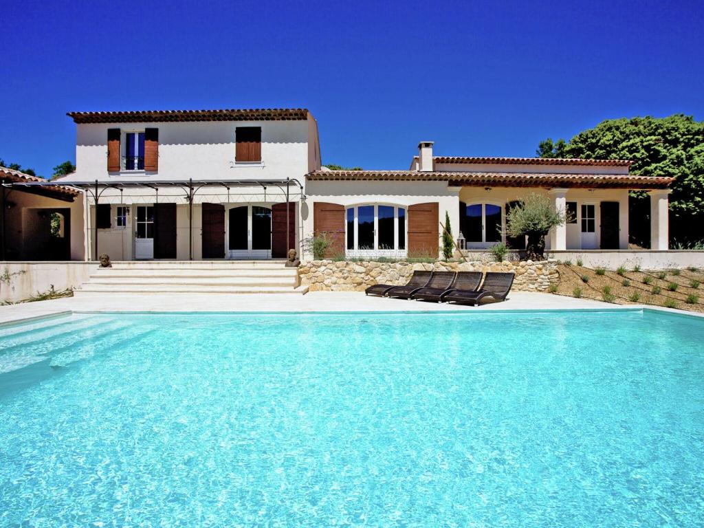 Martres-TolosaneLuxury villa in Provence with a private pool的别墅前设有游泳池