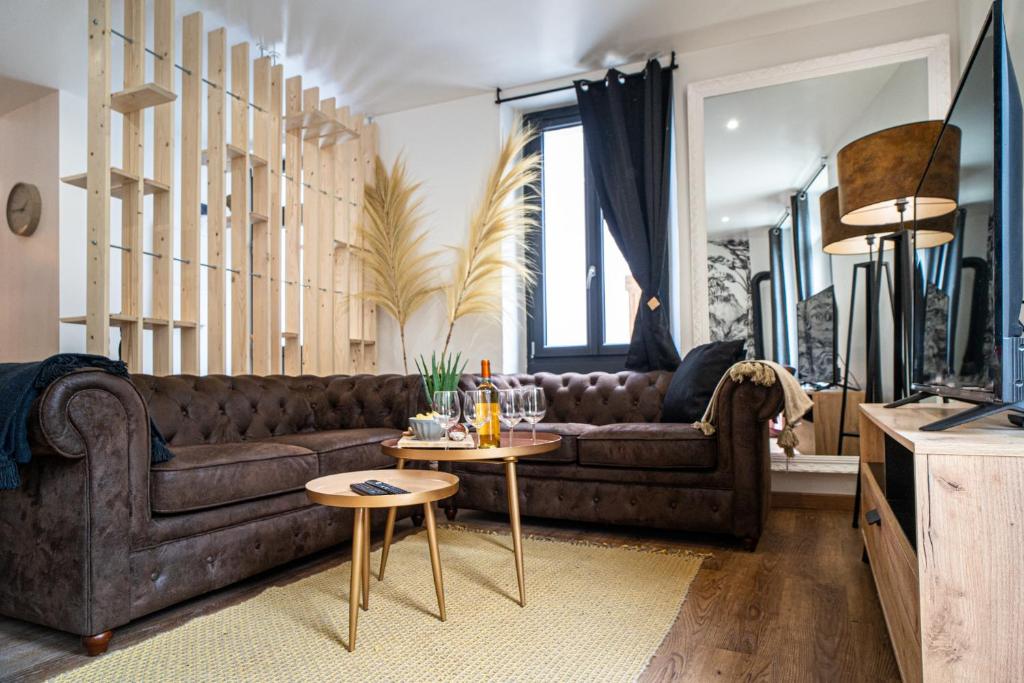 皮埃尔菲特－内斯塔拉AU COEUR DES MONTAGNES的客厅配有沙发和桌子