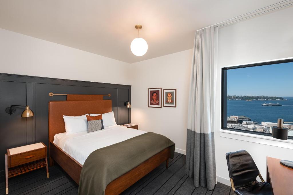 西雅图The State Hotel的酒店客房设有一张床和一个大窗户