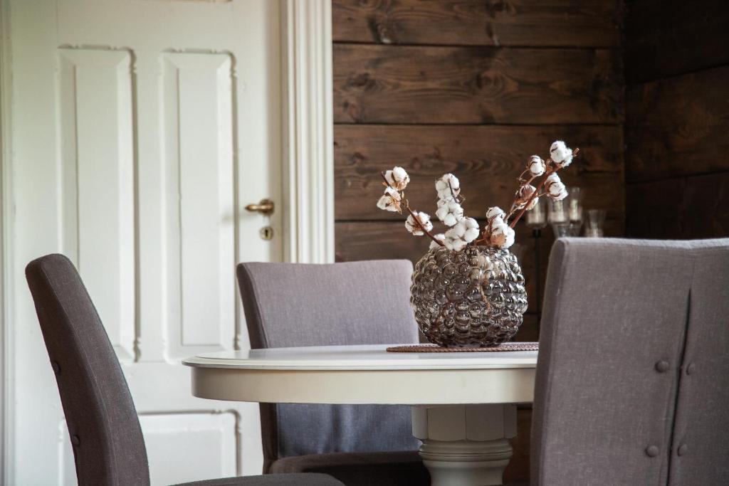 ViksdalenTuftegarden的一张桌子、椅子和一个花瓶