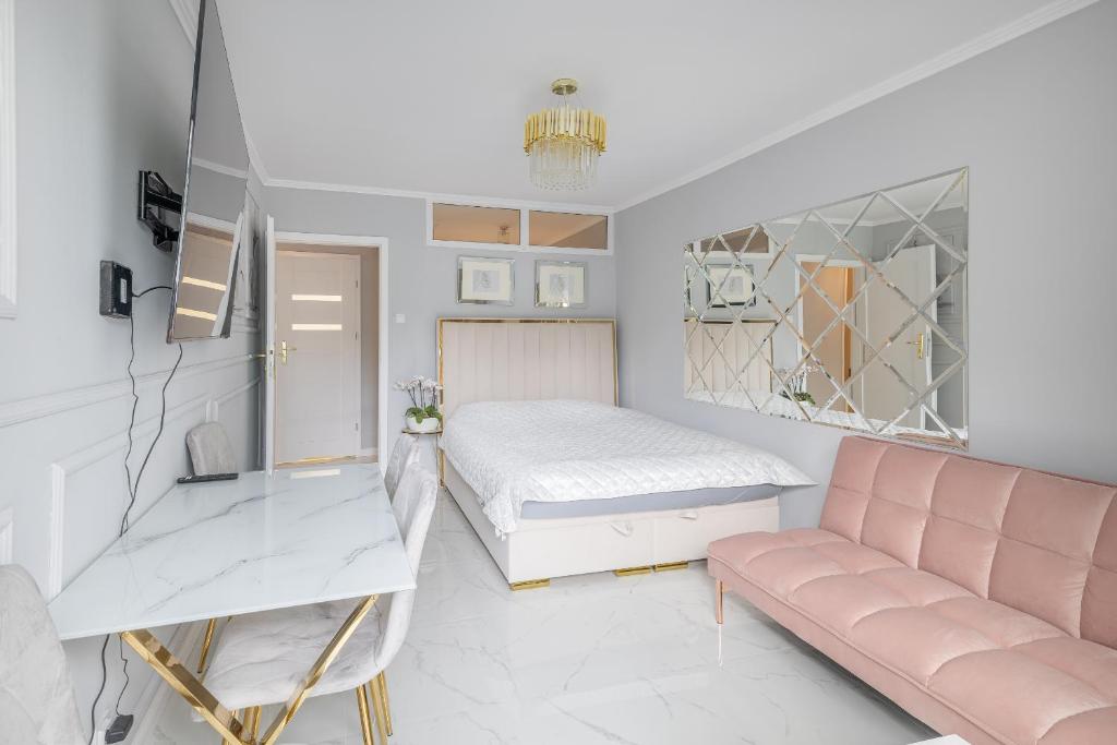 索波特Gold Glamour Apartment Sopot z dwoma sypialniami, duzy balkon的一间卧室配有一张床和一张沙发