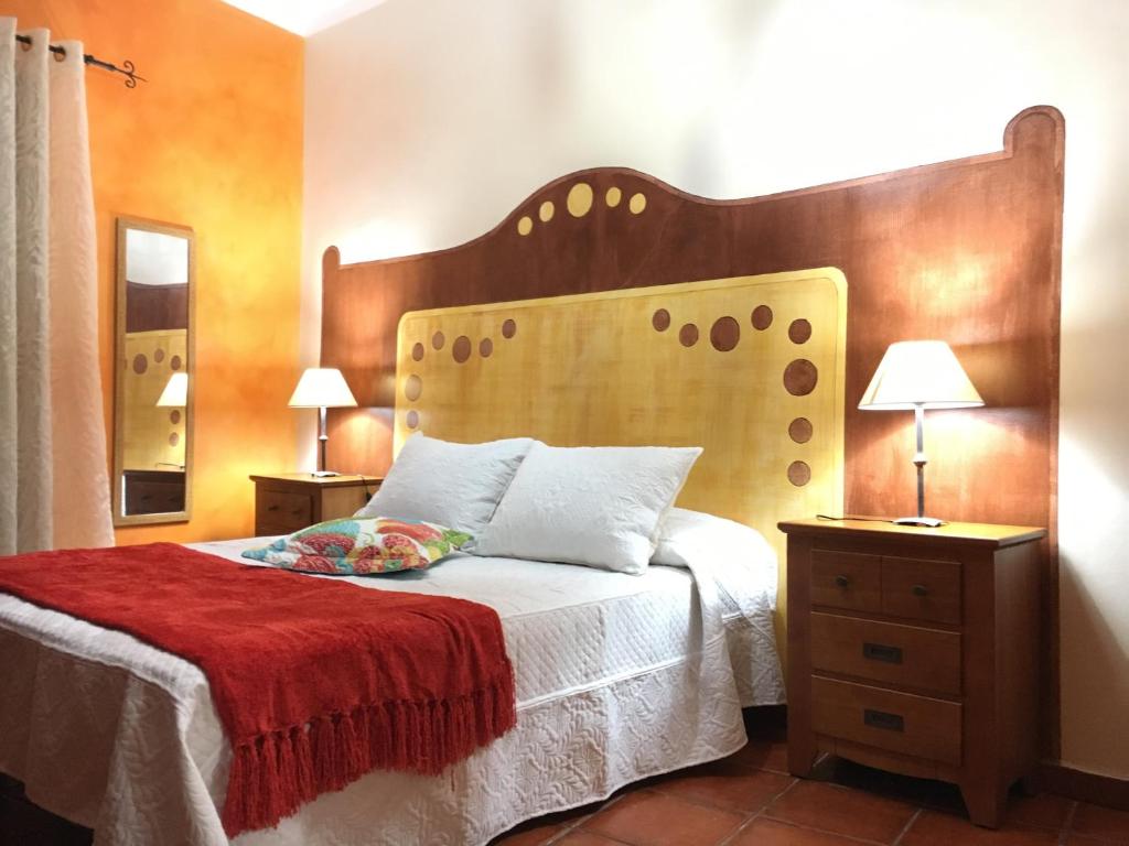 阿古洛Casa Rural El Patio Agulo的一间卧室配有一张带大型木制床头板的床