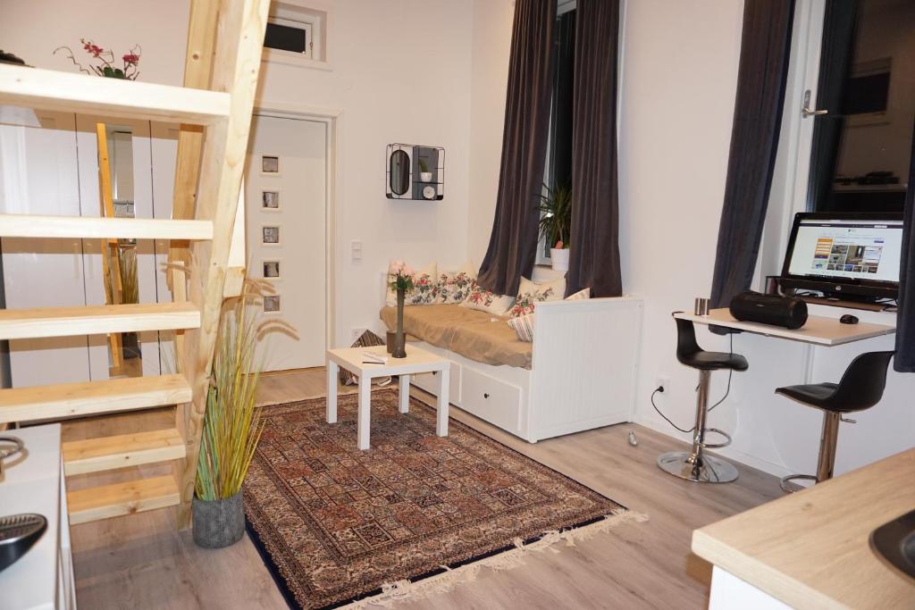 斯德哥尔摩Fresh happy little house, 35 m2 IN Täby的小型客厅配有床和书桌
